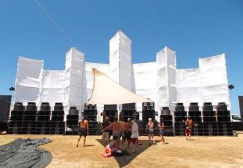 Oxyde sound system, Reves Ephemeres, Mystik Ethnik, Trackerz, No System, Oblyk-Dfroké sound system, Exit23 & Drop'in Caravan, — a Évoraa